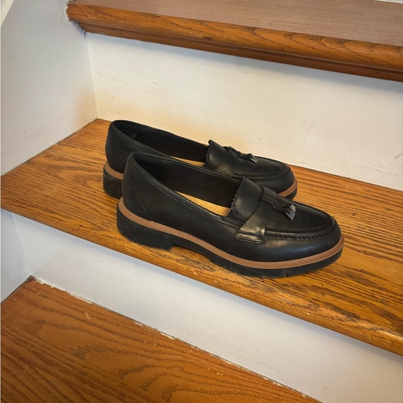 Shoes - Black Leather Tassel Loafers with Contrast Welt - Women